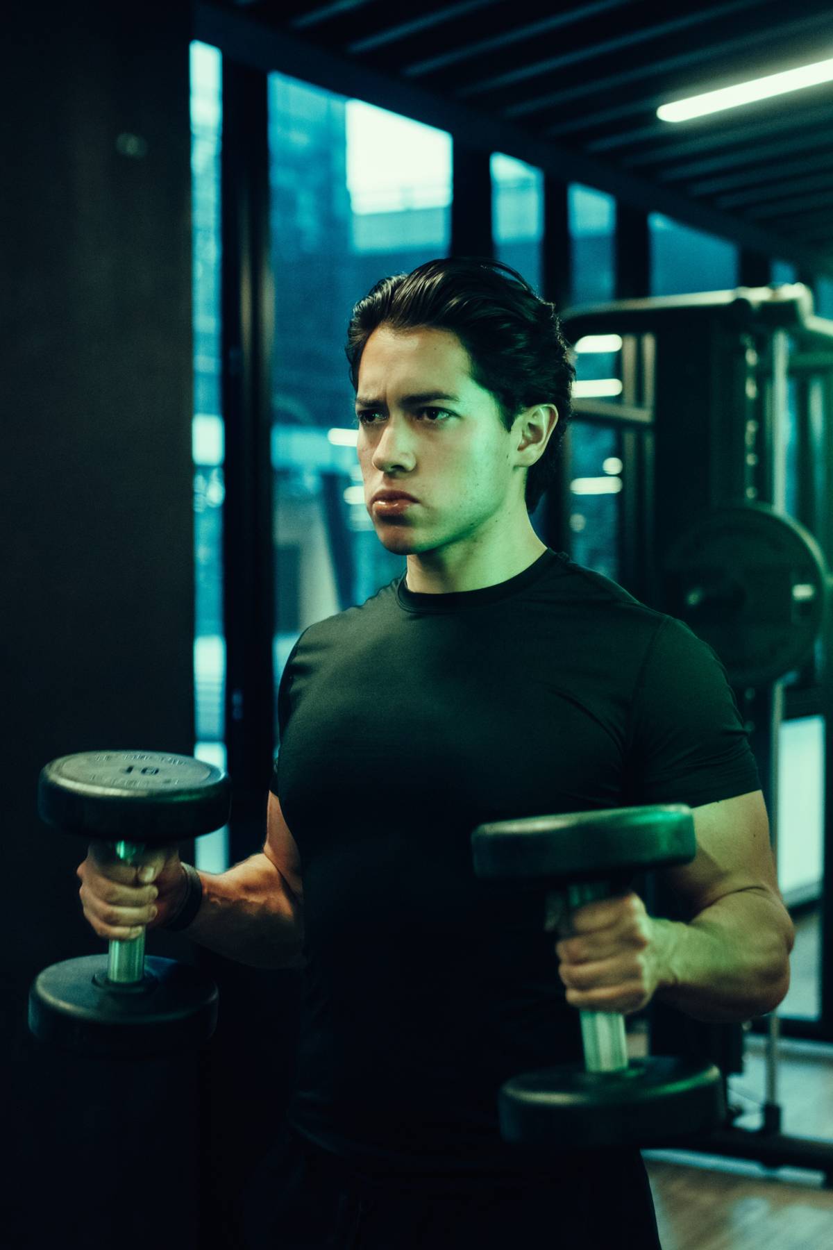 William Jasso entrenando con mancuernas